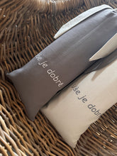 Načíst obrázek do prohlížeče Galerie, Polštář wellness s levandulí vyšívaný Vše je dobré - novinka