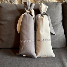 Načíst obrázek do prohlížeče Galerie, Polštář wellness s levandulí vyšívaný Vše je dobré - novinka